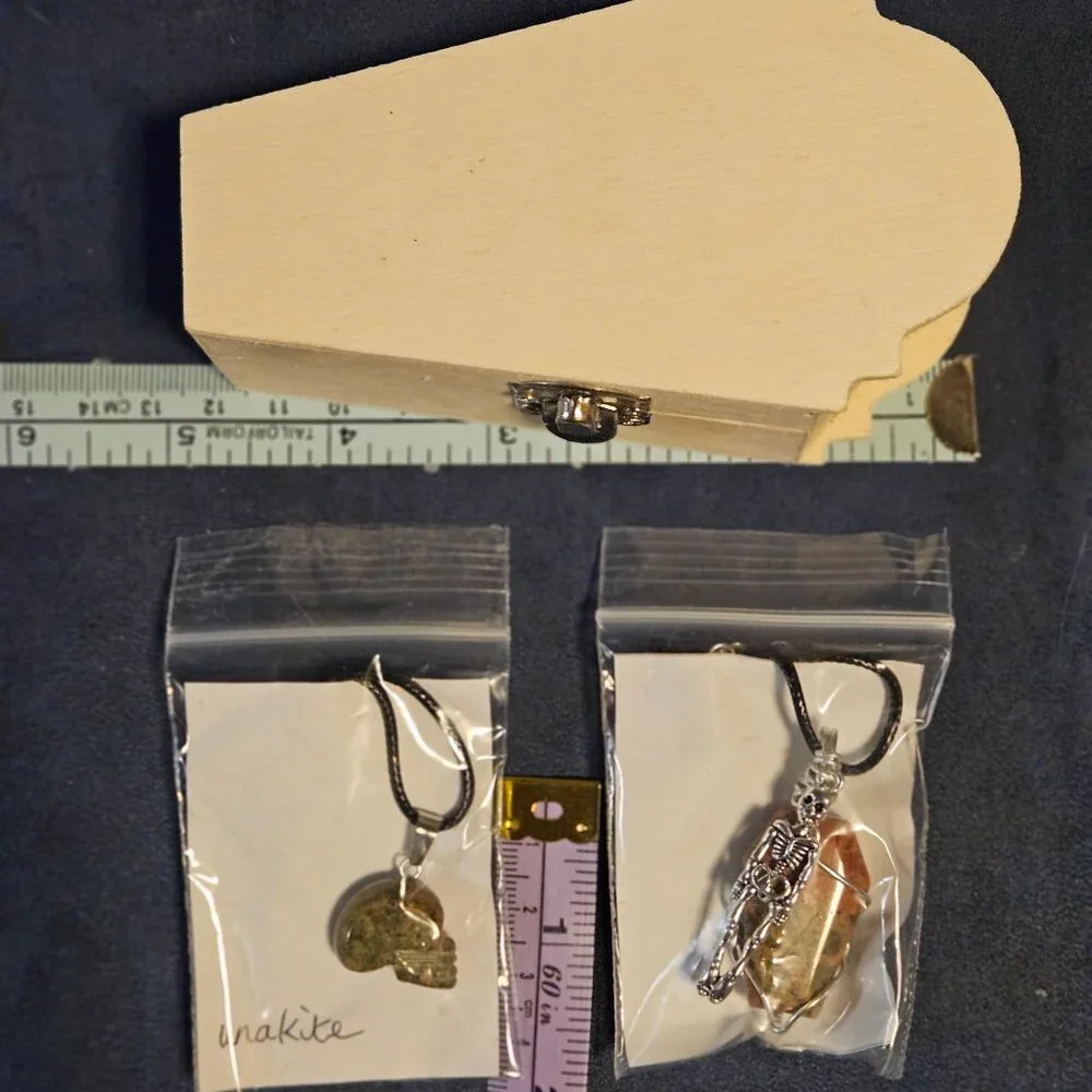 Unakite skull & coffin, with skeleton, gemstone/crystal pendants, & jewelry box - Picture 5 of 8